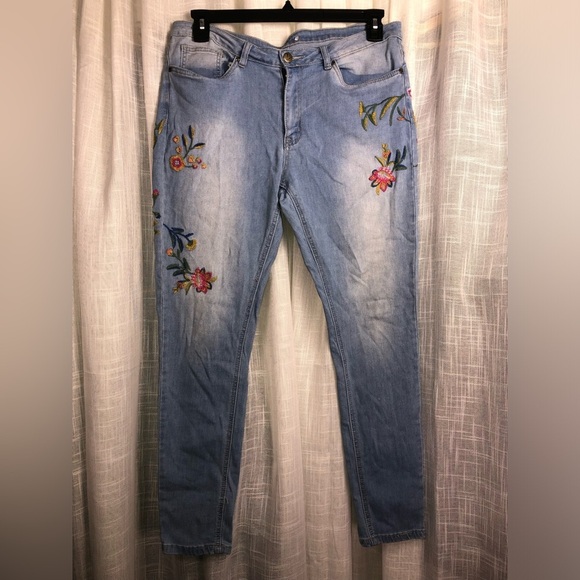 VENUS Denim - VENUS Light Blue Straight Leg Jeans with Floral Embroidery
